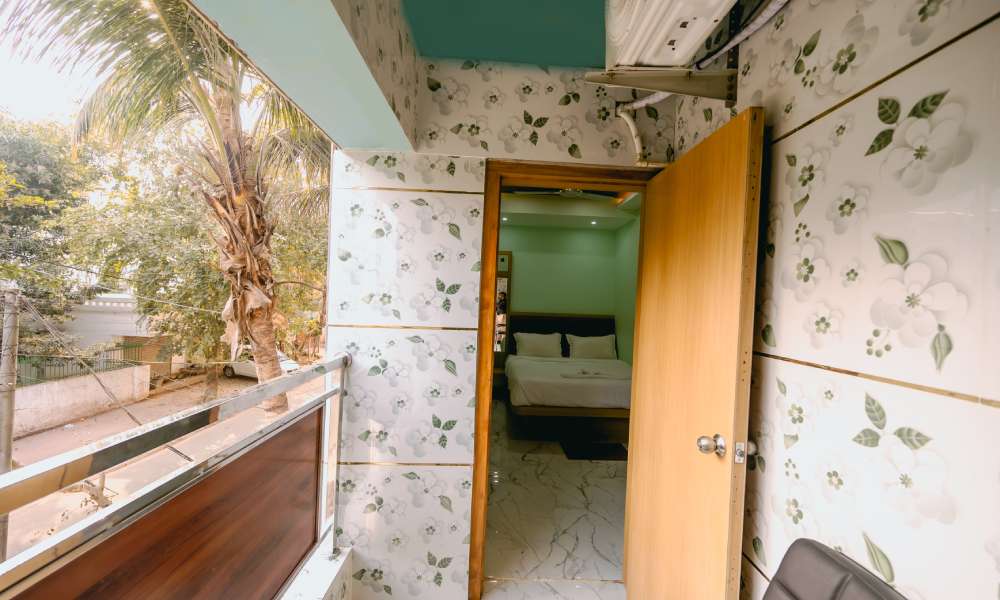 deluxe-queen-room-with-balcony-hotel-govindam-bhubaneswar